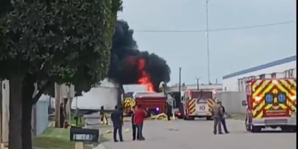 Tractor-trailer crash sparks fire near Laredo - NewsBreak