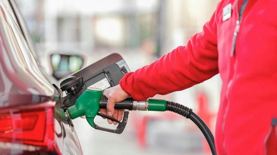Energy expert: WA gas prices lagging national drops due to high taxes ...