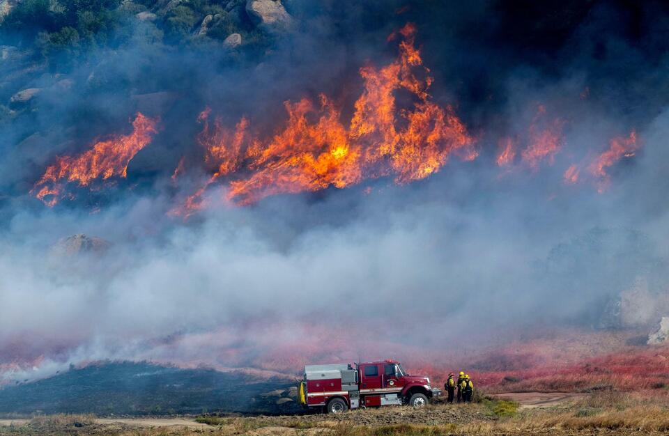 Residents evacuated as 50mph winds whip up two brush fires in Southern ...