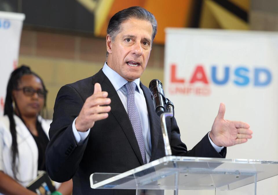 LAUSD Superintendent Alberto Carvalho resigns amid FBI investigation