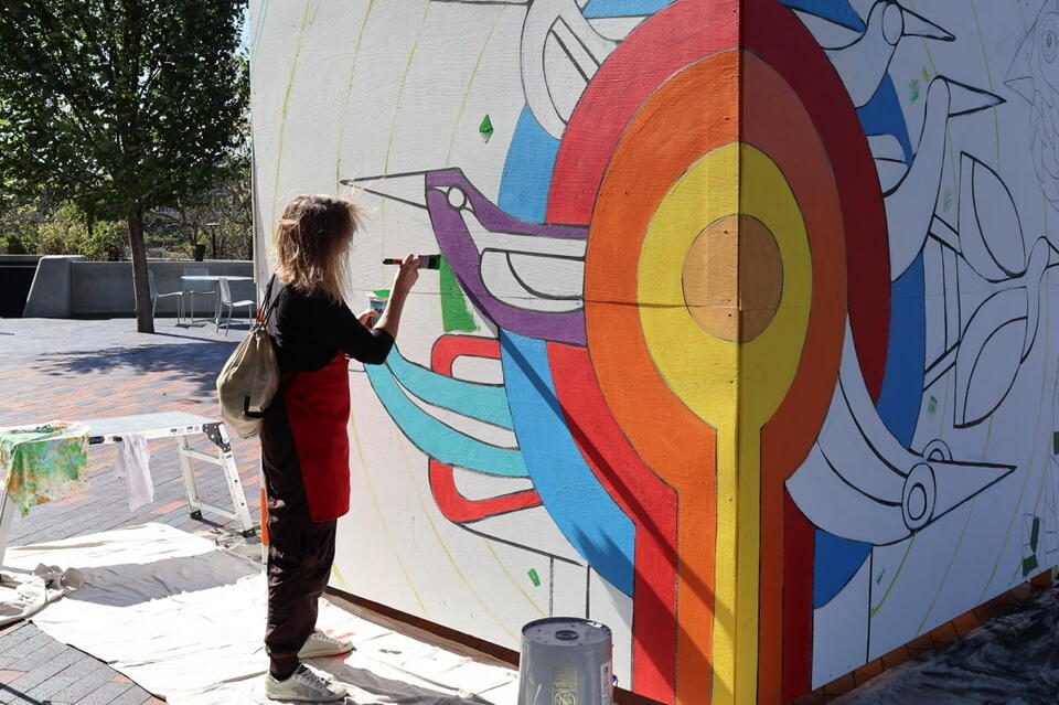 Columbus community members gather to help paint mural at Bridge Park in ...