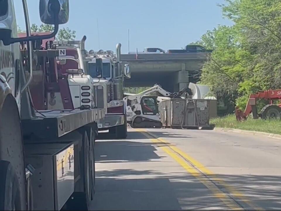 Semi hauling 36 tons of cat food goes off I80, blocks Urbandale road