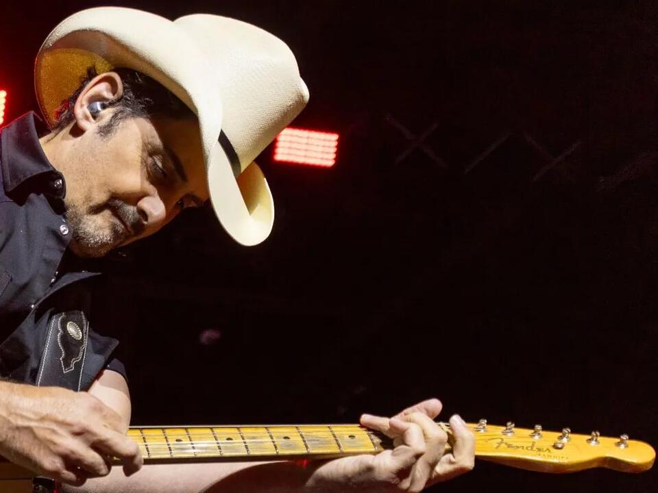 Watch Brad Paisley’s National Anthem at World Series Opener Has Fans