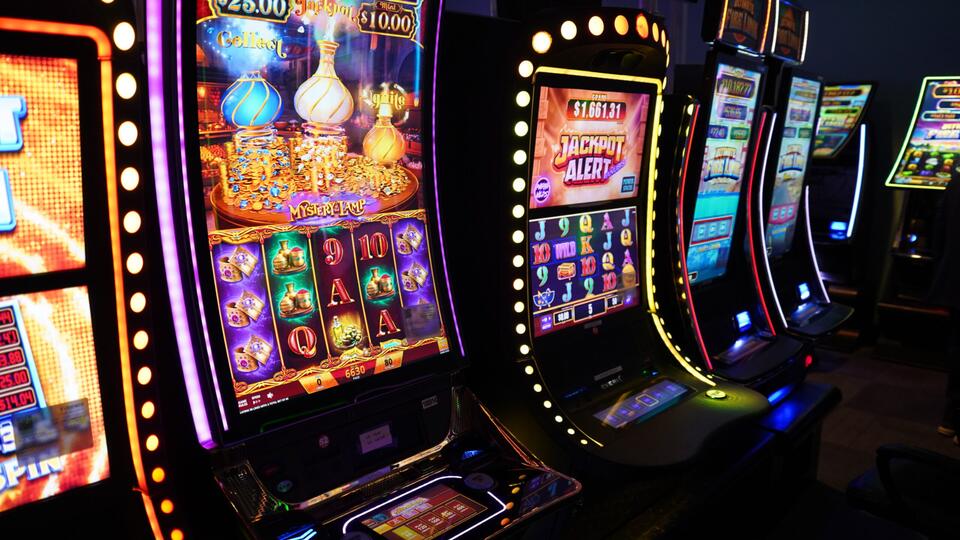 Cape Coral bingo hall busted for hiding 60 illegal slot machines ...
