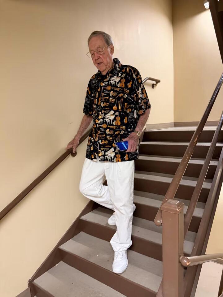 Former Professor, 100, Who’s Now a University Student, Shares His 5 ...