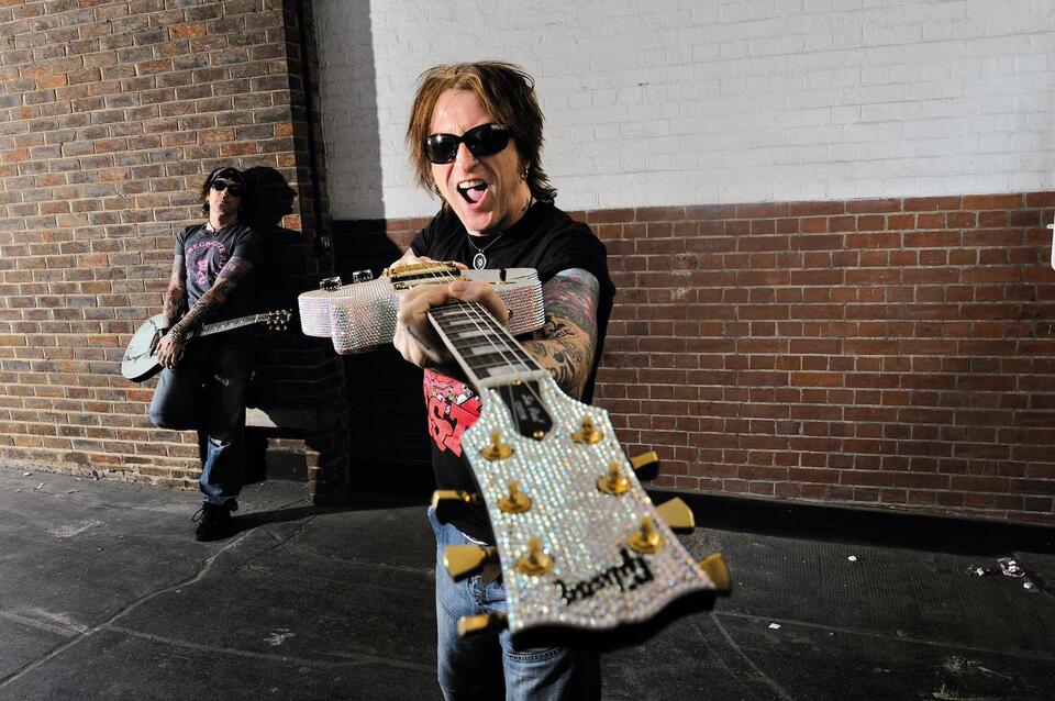 Popular rock frontman dying from cancer gets married at 61. Here’s what ...