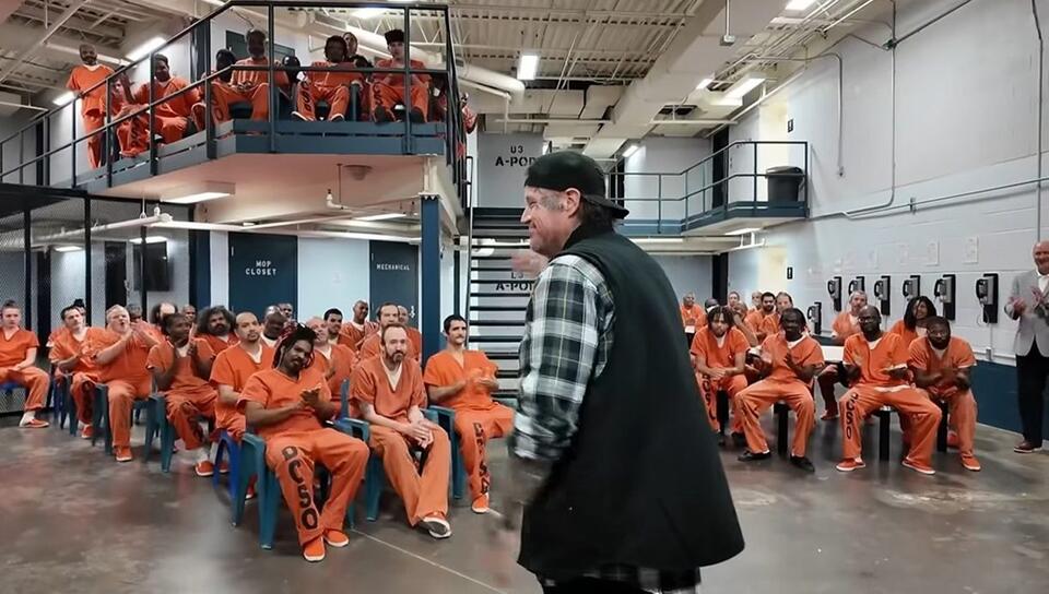 Turning Your Past Into Purpose” – Jelly Roll Provides 300 Thanksgiving Meals  To Inmates & Staff Where He Was Once Incarcerated - NewsBreak