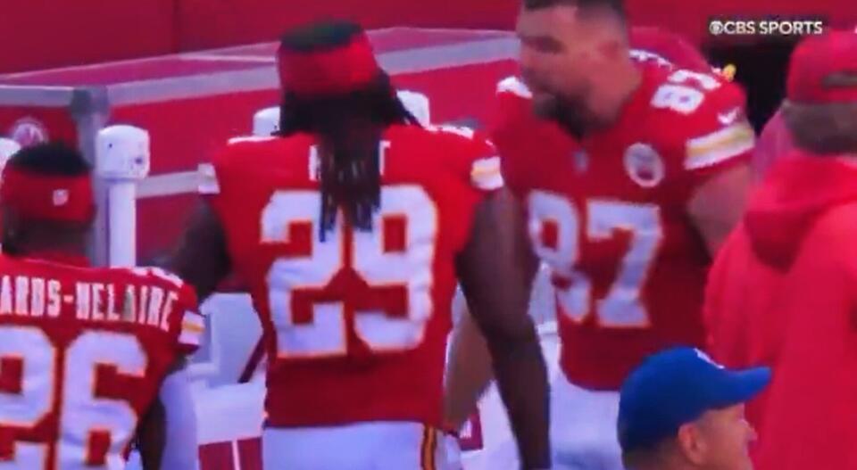 Camera Caught Travis Kelce's Animated Message To Kareem Hunt After Chiefs RB's 4th-Quarter Fumble vs. Colts [VIDEO] - NewsBreak