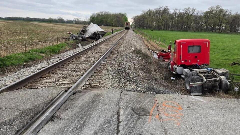 Semi driver dies after Amtrak train hits truck in Jasper County - NewsBreak