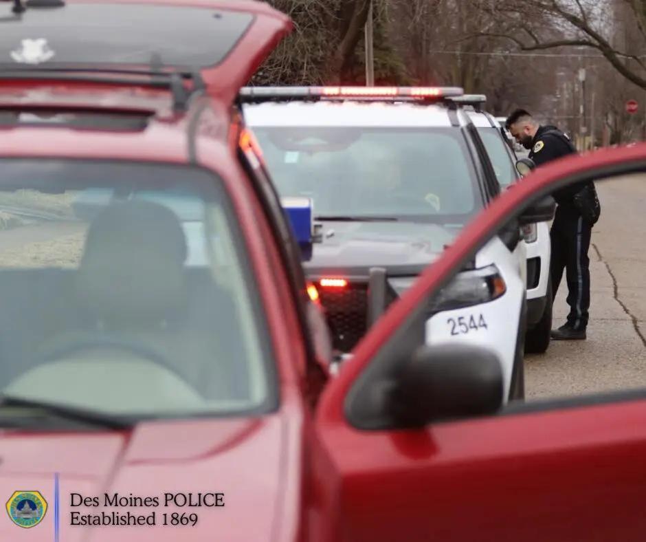 Theft suspect arrested after brief pursuit, standoff in Des Moines ...