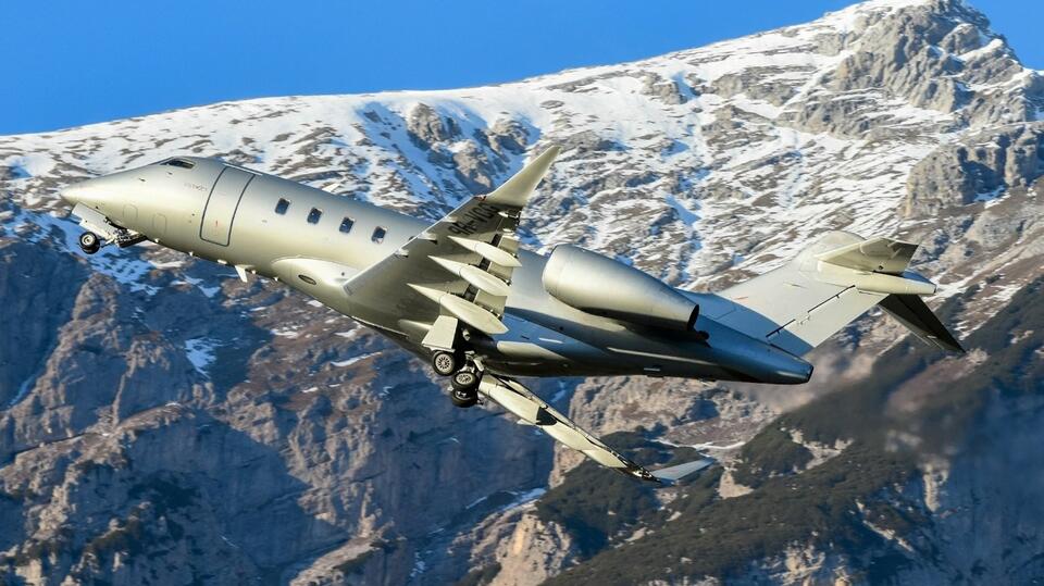 A NetJets Challenger 650 hit wake turbulence. The warning never came