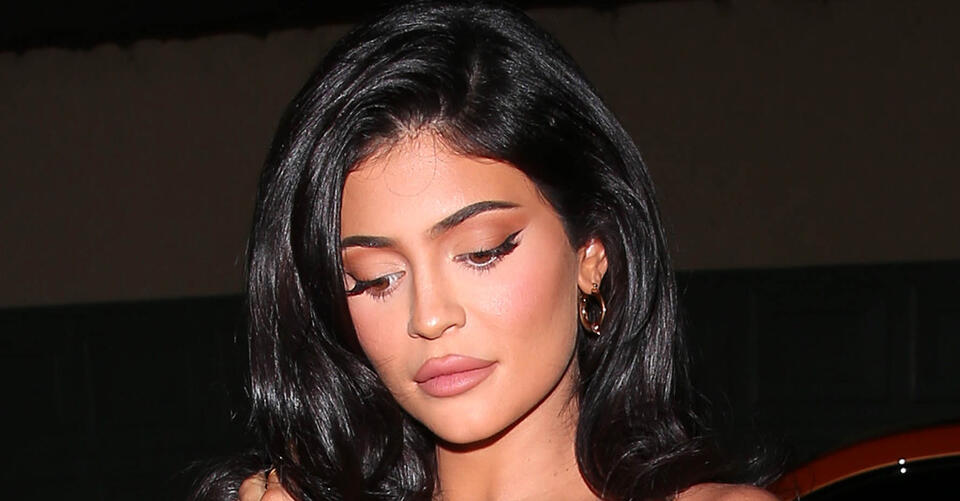 Kylie Jenner Goes ‘Mommy Mode’ for Halloween in a Sleek Catsuit & Chunky Combat Boots – NewsBreak