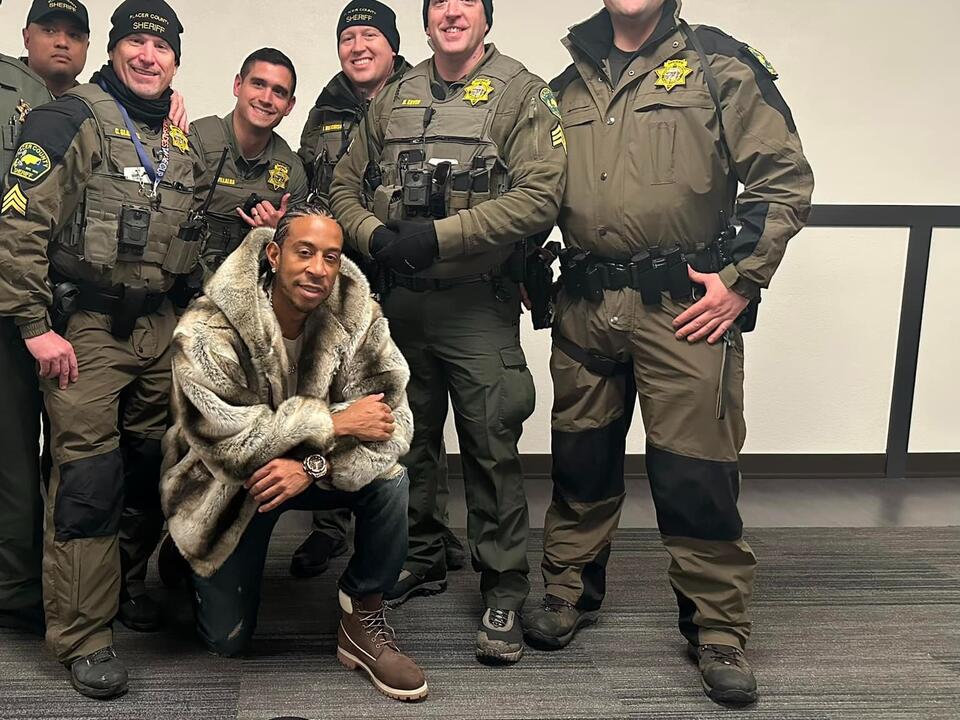 Rapper Ludacris brings Southern Hospitality to California ski country, poses for pic with deputies