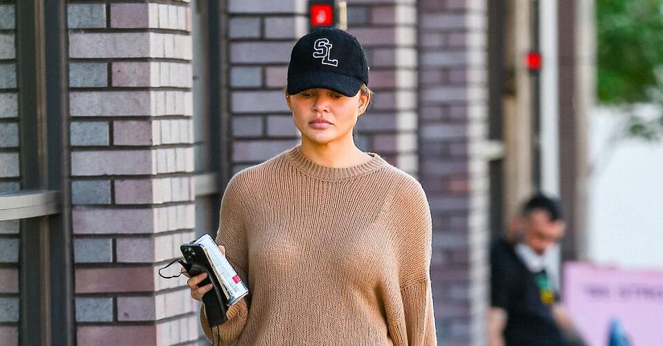 Chrissy Teigen Goes Cozy-Chic for Shopping Spree With Kids in Slide Sandals and Ripped Jeans – NewsBreak