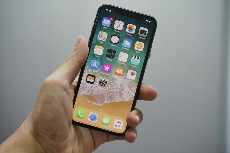 The Phone Setting That Automatically Deletes Old Text Messages to Free ...