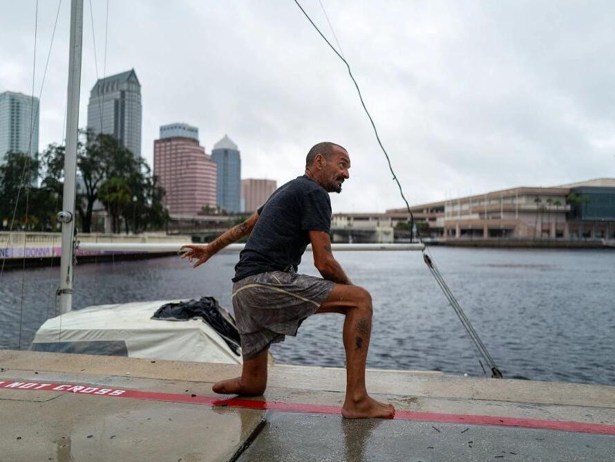 'Lieutenant Dan,' who gained fame riding out hurricanes on boat, is