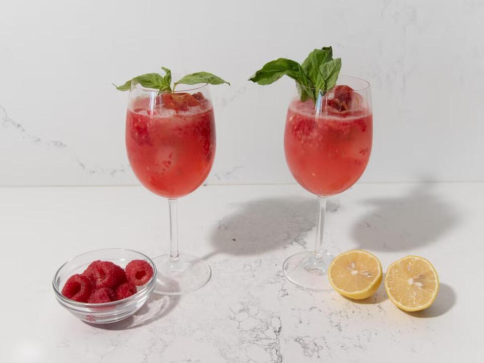 Meghan Markle–Inspired Sparkling Raspberry Lemonade - NewsBreak