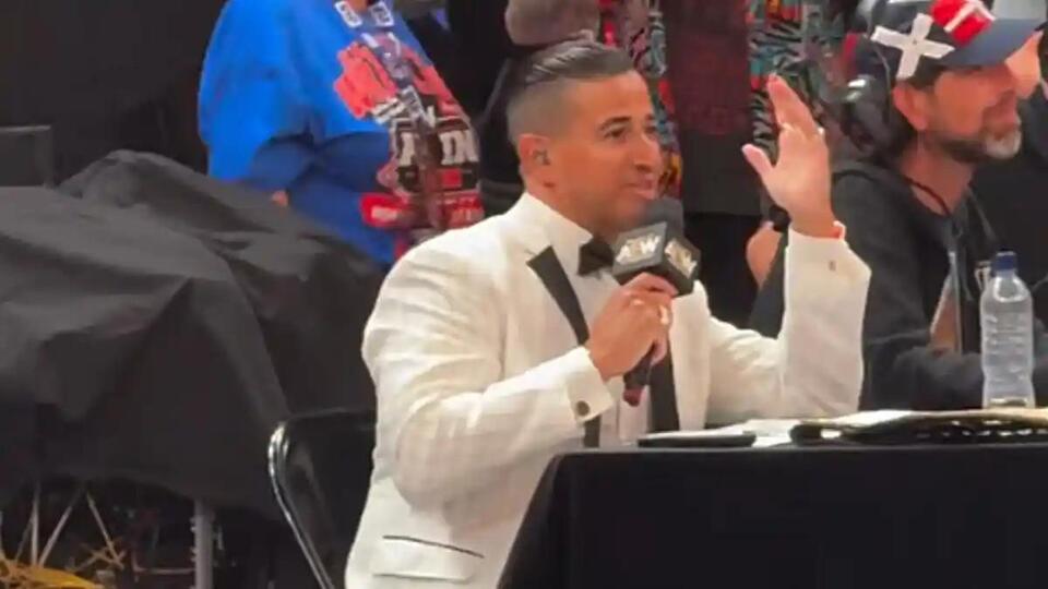 Justin Roberts Snaps Photo With ……… You Guessed It! - NewsBreak