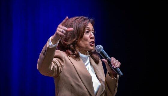 Kamala Harris Responds To Hecklers During Chicago Book Event - NewsBreak