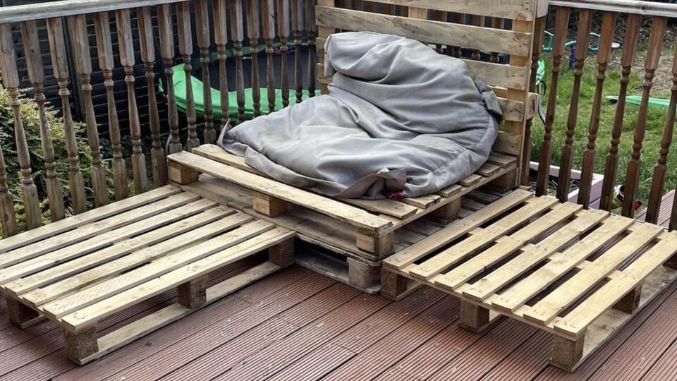 He Turned Old Pallets Into a Patio Lounge Set With Cushions Cut From an ...
