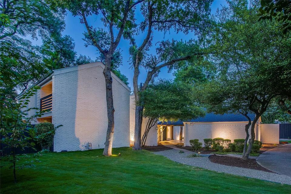 This Timeless North Dallas Contemporary Has Barely Aged Since 1975