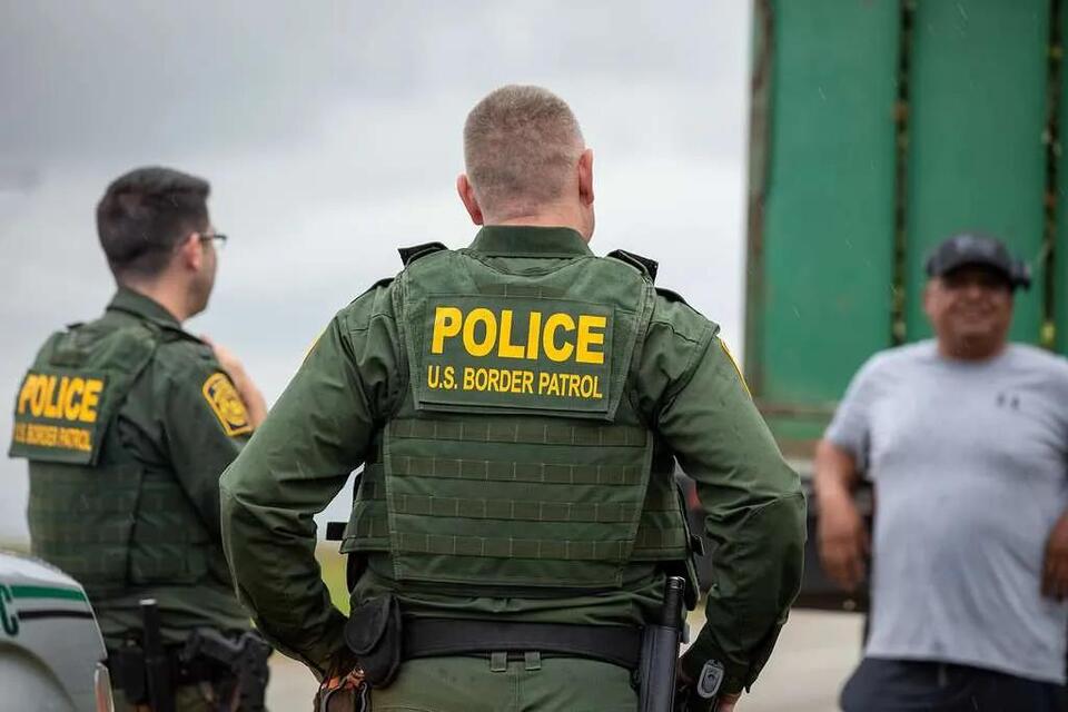 Border Patrol agent accused of ordering women to expose themselves ...