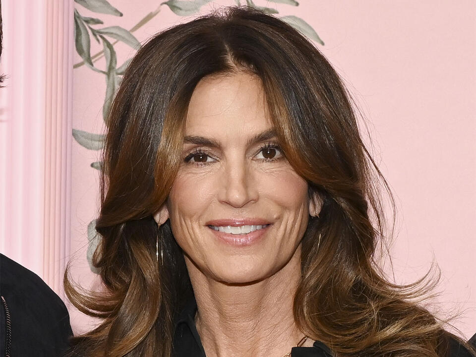 4 UltraFlattering Long Hairstyles For Women Over 50 That Make You Look