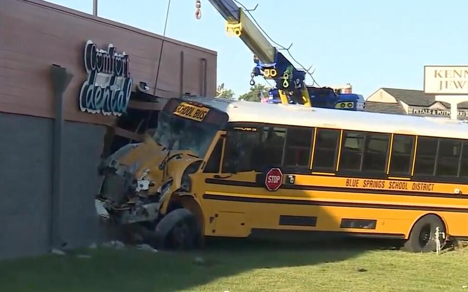 School bus carrying high school students crashed into building, four ...