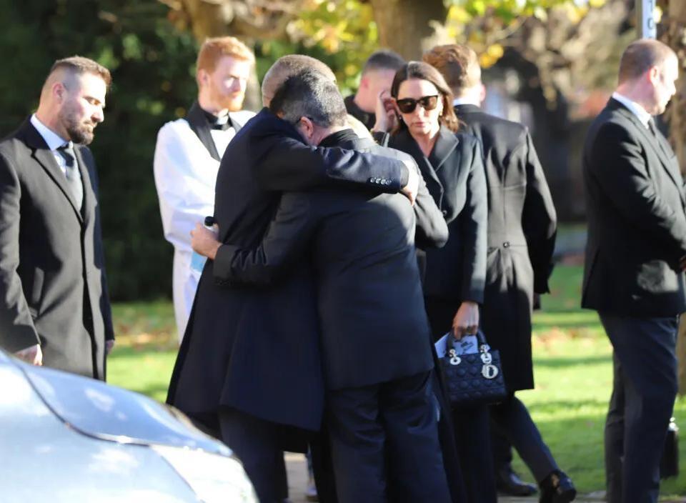 Touching moment Simon Cowell embraces Liam Payne’s parents after