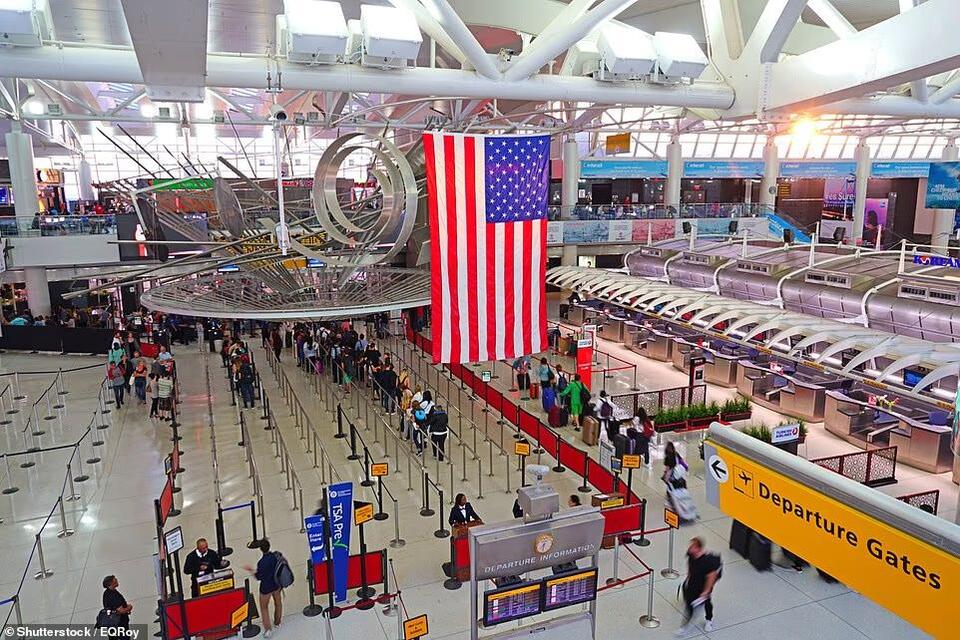 Major US airport warns of summer travel chaos - NewsBreak