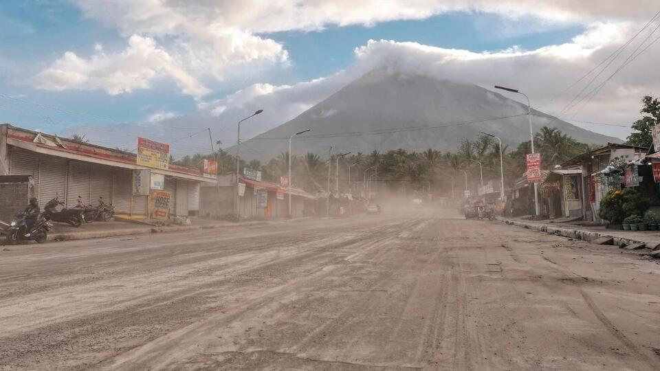 Strong eruption at Mayon volcano generates large pyroclastic flows ...