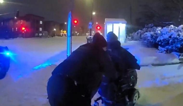 Minneapolis Police Officers Exemplify Community Spirit by Assisting ...