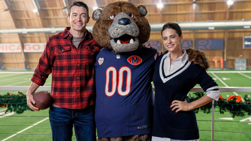 ‘Holiday Touchdown: A Bears Love Story’ Cast, Plot & How to Watch ...