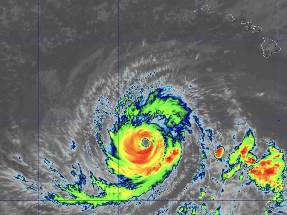 Hurricane Lowell menaces Hawaiian Islands with life-threatening surf