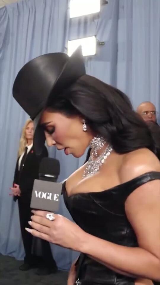 @kimkardashian explaining her #MetGala 2025 look. #voguegermany #metgala2025 #met #kimkardashian #kimkardashianedit erstellt von VOGUE Germany mit der Musik Originalton - VOGUE Germany von VOGUE Germany - NewsBreak