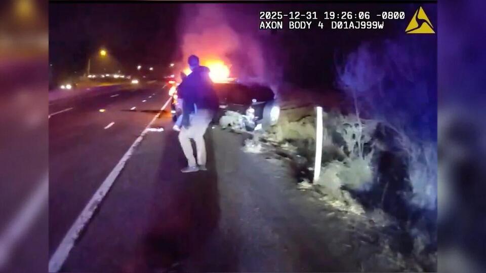 Off-Duty and On-Duty Officers Rescue Driver from Burning Vehicle on ...