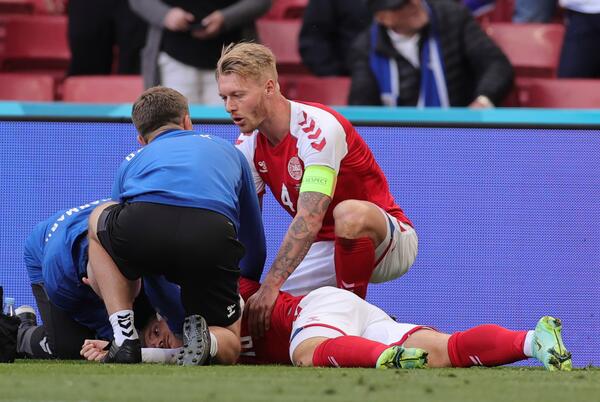 Christian Eriksen Denmark Midfielder Suffered Cardiac Arrest Says Team Doctor Newsbreak