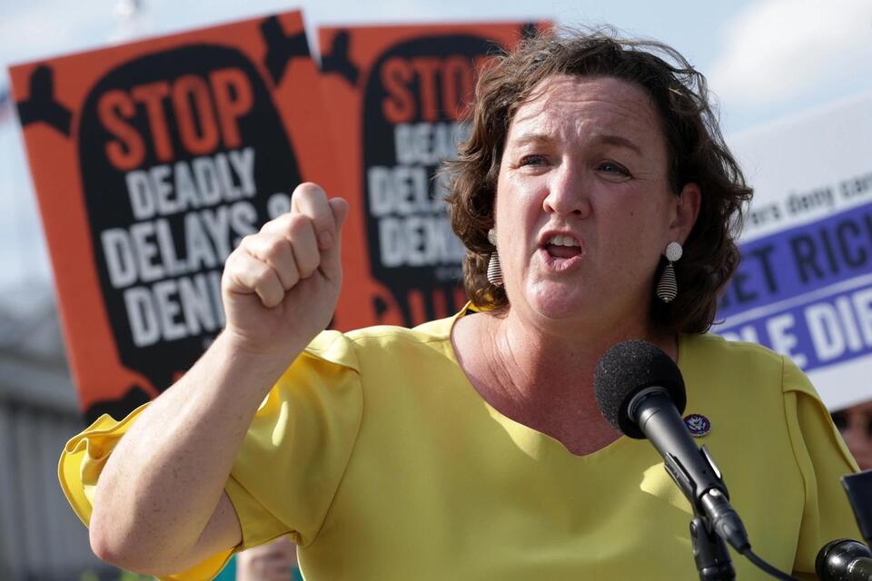 “Looks like the way she talks”: Joe Rogan calls out Katie Porter over ...