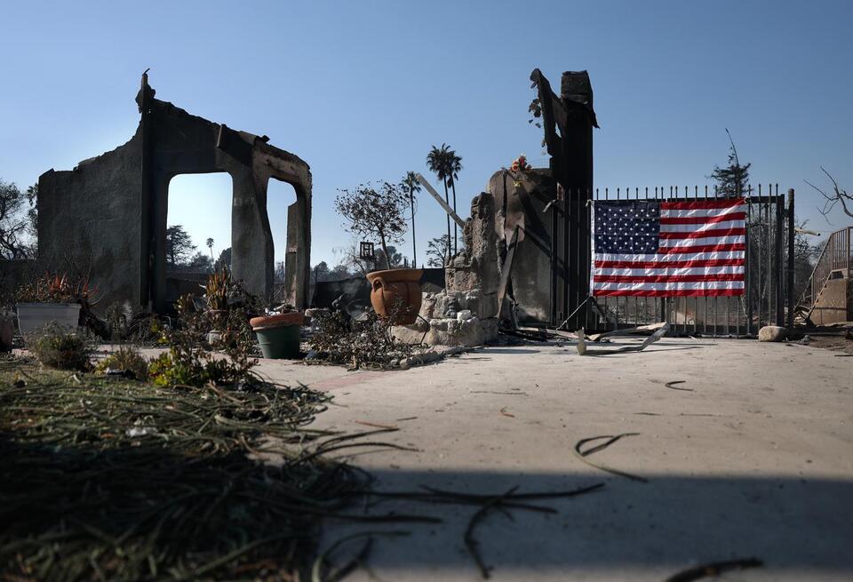 LA nurse defies evacuation orders to protect her home from looters ...