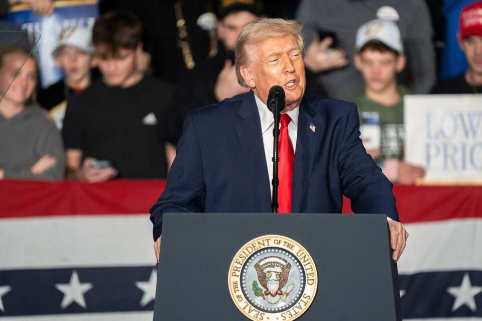 President Donald Trump Reacts to Boos Raining Down on VP JD Vance at ...