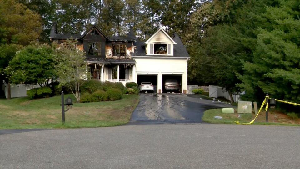 Father dies after going back into burning home to look for 10-year-old child