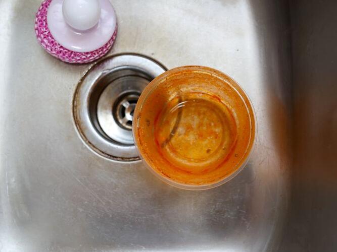 How to Remove Tomato Stains From Tupperware Containers Before Your Next