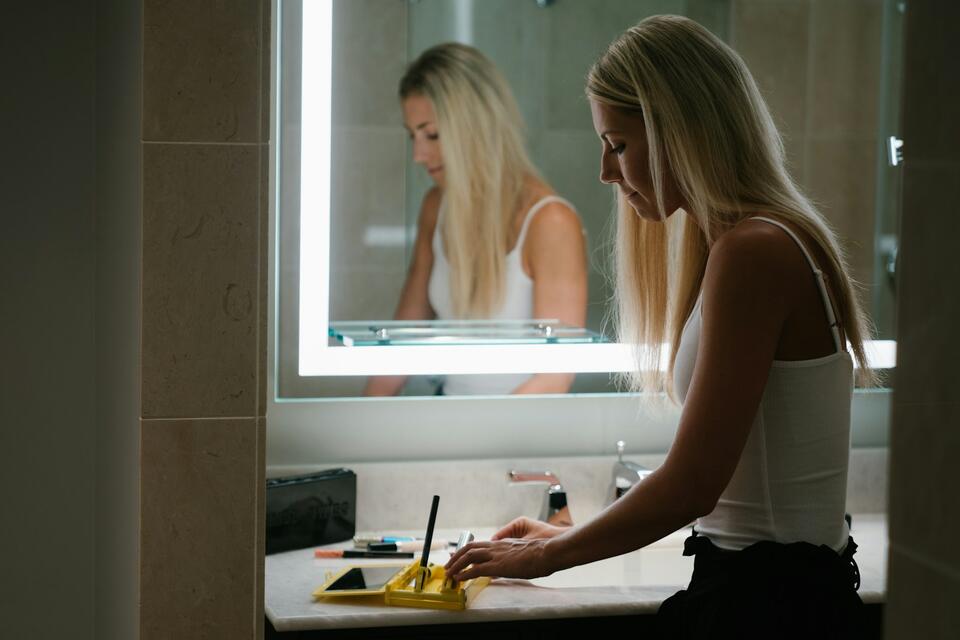 Family Laughs As Teen Sister Takes “An Hour Or Two” In The Only Shared Bathroom, While Everyone Else Has To Wait Or Use Grandpa’s