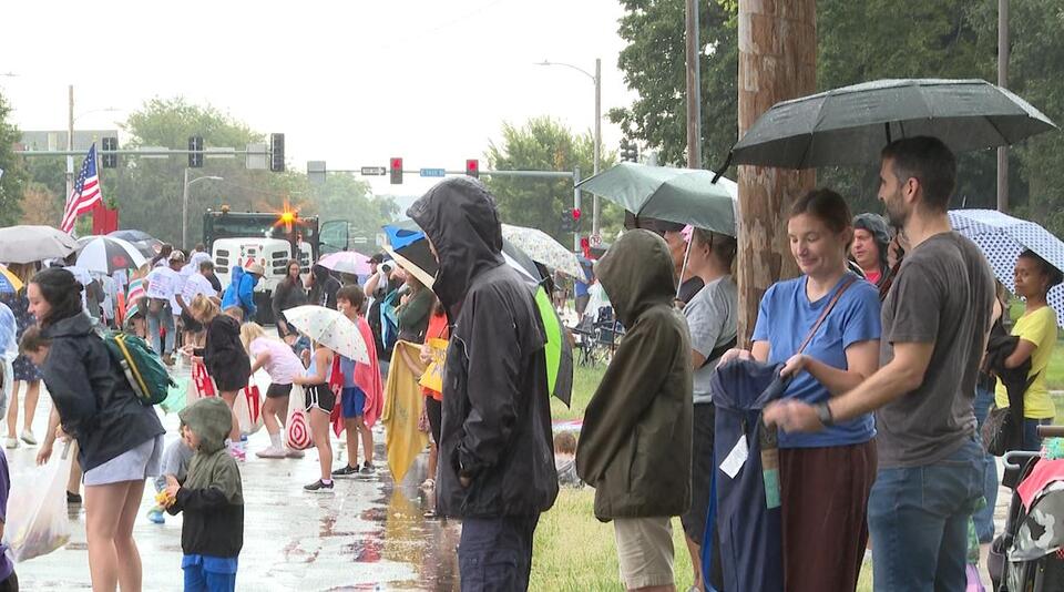 DSM Labor Day Parade draws crowds despite rain