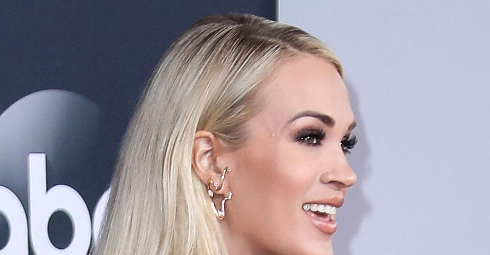 Carrie Underwood Is Ready for Vegas in a Puff-Sleeve Romper & Stiletto Booties – NewsBreak