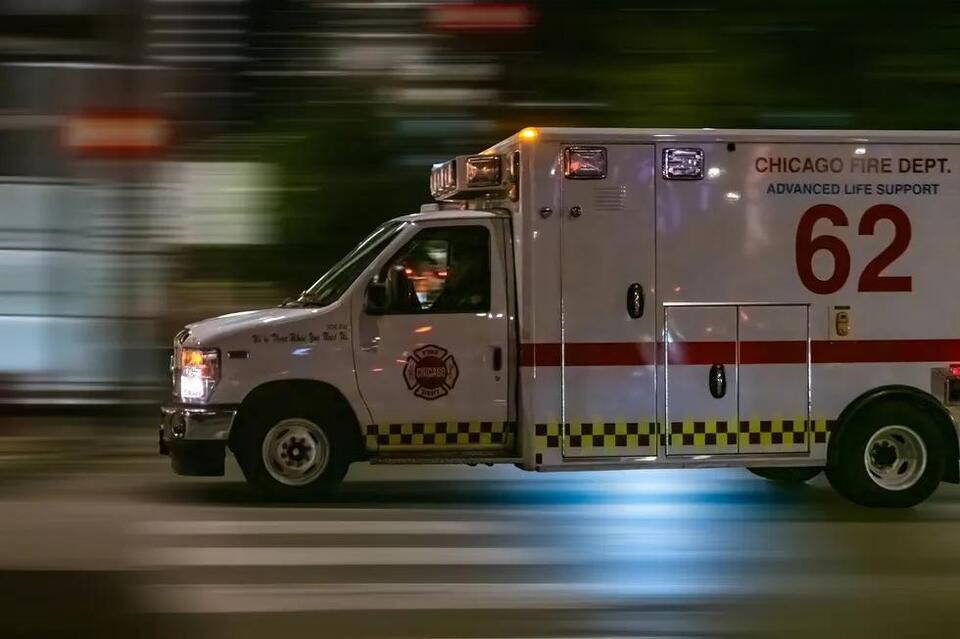 Man leaps from fifth floor of burning Edgewater high-rise apartment, is ...