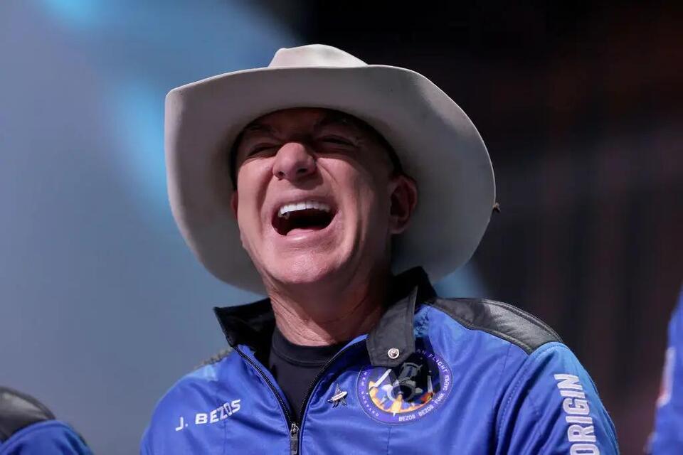 NASA awards Jeff Bezos $700M to build the first 'Wi-Fi-style network ...
