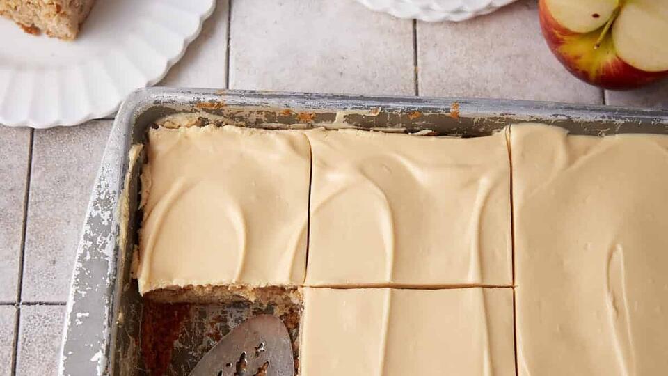 One Bite of This Apple Sheet Cake and You Will Be Hooked 🍏 - NewsBreak