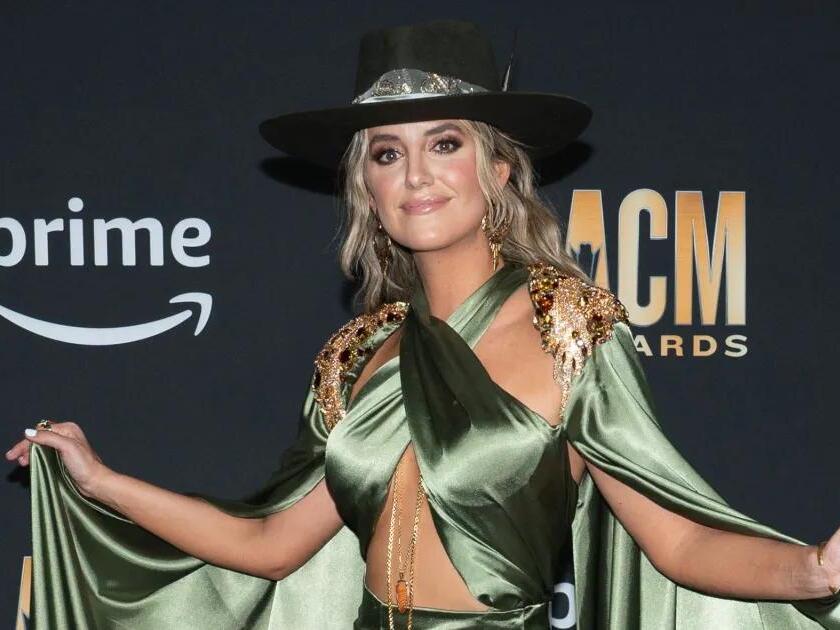 cowboy-hats-up-country-music-celebrities-arrive-on-the-red-carpet-at
