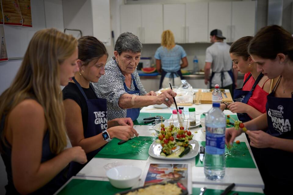 Barcelona 'grandmas' dish out cooking wisdom. And find nourishment ...